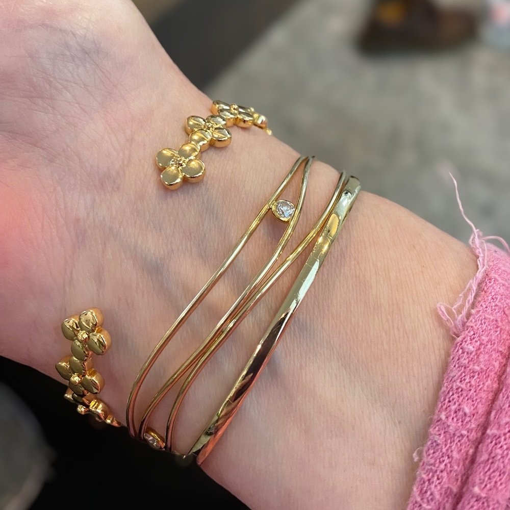 🌸Bracelet Clovers with CZ’s 18k overlay - Picture 4 of 5